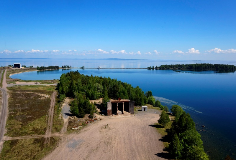 Karlsborg skjutplatser / testyta Flera skjutplatser med instrumenterade projektilfång (radar, röntgen, kamerasystem). Fjärrmanövrerade vapensystem och skyddade personalbyggnader.