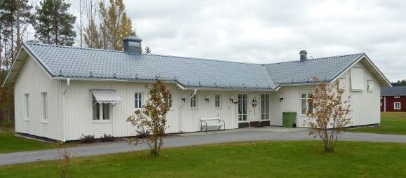Åmsele kyrka, Vindelns kommun, Västerbottens län Kyrkogårdens äldsta områden på ömse sidor om mittgången, består av grus- och sandgravar inramade av måbärshäckar.