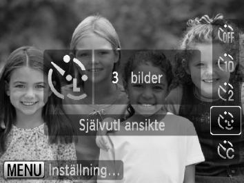 När du har komponerat en bild för t.ex. ett gruppfoto trycker du ned avtryckaren och anger kompositionen. Kameran tar tre bilder i rad två sekunder efter att den har identifierat ditt ansikte (s. 78).