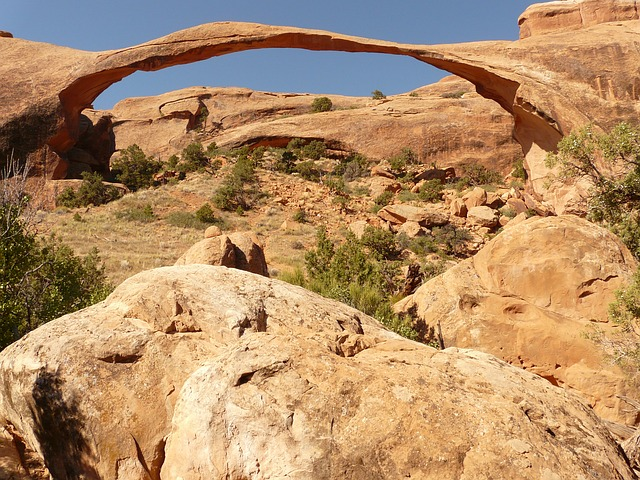 Figur 4 - Bågbro i sten från nationalpark i Utah, USA (Landscape Arch, 20