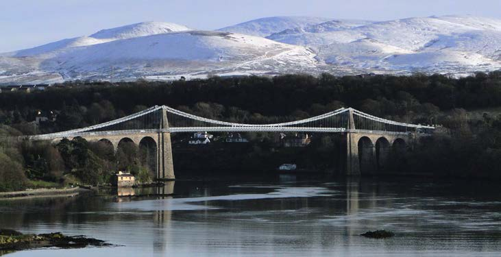 Figur 11 - Menai Suspension Bridge (1826), Wale (Knapton 2004) 3.4.2 Bärande struktur Laster tas upp som drag i kablarna och förs sedan ner som tryck i pylonerna.