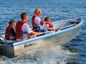 Höga tofter ger en ergonomisk sittställning också när du ror. Båten är säker och osänkbar. Modellen XS R kan utrustas med styrpulpet.