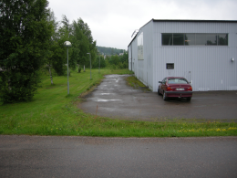 Sidan 5 av 11 Den södra grässlänten mellan Sandviksvägen/Parkvägen och fastigheterna norr om dessa är bevuxen med buskar, delvis mot ett tätt träplank.
