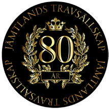 ÖSTERSUNDSTRAVET 80 ÅR ÖSTERSUNDSTRAVETS HISTORIA 0- Östersundstravet firar i år 80-årsjubileum då travtävlingarna här på Östersundstravet startade den 8 mars.