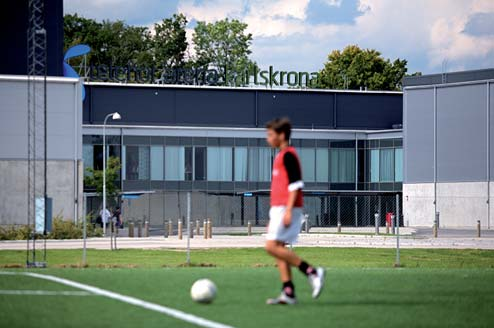 Sport och idrottsanläggningar Karlskrona kommun har två simhallar, Karlskrona simhall och Rödeby simhall. I anslutning till Karlskrona simhall finns även Karlskrona varmbadhus.