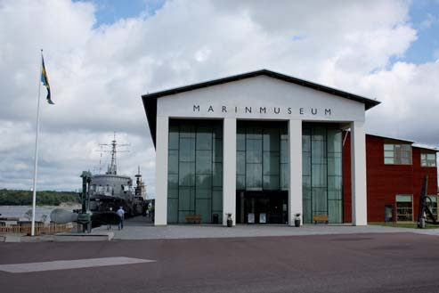 Bibliotek och museum Karlskrona stadsbibliotek ligger vid Stortorget och i Nordenskiöldska gården finns Carlskrona läsesällskaps bibliothek med Sveriges äldsta bevarade boksamling.