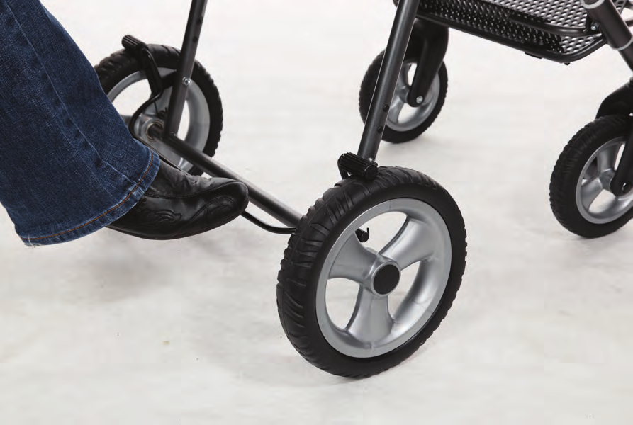 A Genom att låsa alla fyra hjulen rakt fram blir det lättare att köra sittvagnen på ojämnt underlag som trottoarer som lutar eller i snö och slask.