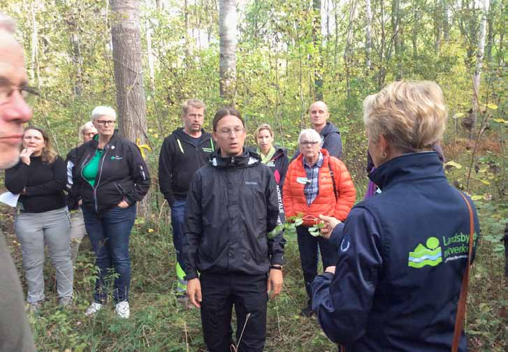 Innan det begav sig in i bushen berättade Tobias Nilsson om Norrtälje Naturvårdsstiftelse (NNS) om initiativ på området.