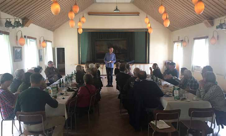 Lunchen ordnade Kerstin Matsson från Lohärads bygdegårdsförening. Hon serverade bland annat köttsoppa på köttfärs från Bondens Bod på Rådmansö och på smörgåsarna låg skinka från Hållsta Rökeri.