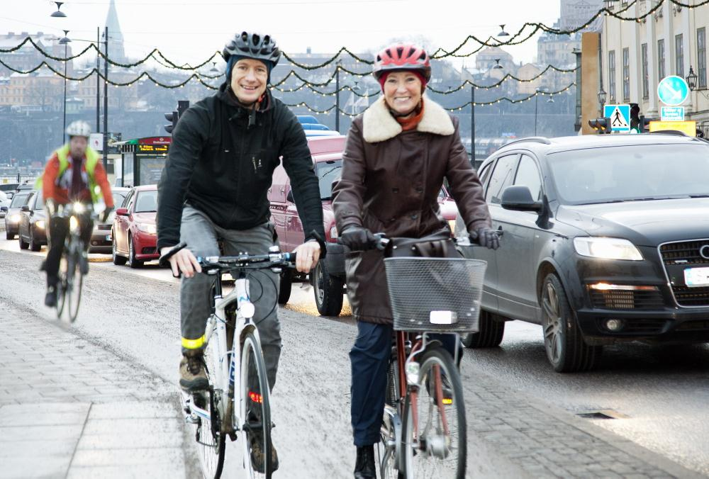 Bilberoendet minskar i städerna Bilens roll i transportsystemet förändras Färre körkort och