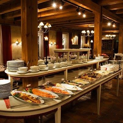 Julmarknad Rejmyre samt julbord på Gestgifveriet 3 december Ett besök i orten Rejmyre är en upplevelse i sig med det levande glasbruket och den idylliska hantverksbyn.