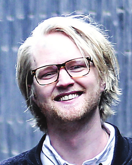 Medverkande Harlekin Wiktor Sundqvist, tenor, är född och uppvuxen i Rottneros, Värmland, utbildad på Kungliga Musikhögskolan och Operahögskolan i Stockholm.