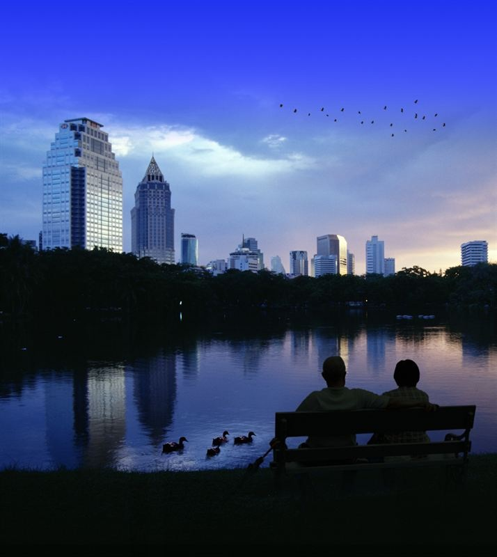 Grön avslappning i storstaden Lumpini Park är motsvarigheten till New Yorks Central Park, en blomstrande och lugn oas i det livliga Bangkok.