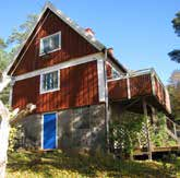 Byggnaden är ursprungligen uppförd som ett sanatorium och ritades av arkitekt Ivar Tengbom år 1917.
