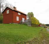 Ägorna breder ut sig i dalgången framför Rödeneplatån och tillsammans med flera torpställen i skogen, öster och norr om gårdsmiljön, illustreras ett storjordbruk från