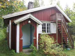 Kulturhistorisk motivering Bevarade, enkla sommarstugor, ett par med klassicerande detaljer, som är belägna mellan Båtsvikens strand vid sjön Ömmern och landsvägen.