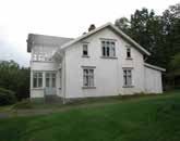 För att förhindra det satte man till en början dit stöttor under berget. Traditionen har fortsatt under senare tid, men då i syfte att få lycka på resan.