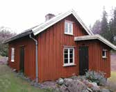 Gårdsmiljöer i småskaligt odlingslandskap med stenmurar, kultiverade hagmarksbeten och grova hamlade träd.