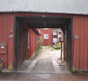 Inne i bostadshusen har dörrar med ram och fyllningskonstruktion, så kallade spegeldörrar, varit helt dominerande fram till 1930-talet.