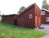 I säteriets omgivning finns ett flertal arrendegårdar och torp som förr hyste fosterbarn, som utbildades vid Östad barnhus.