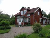 Bostadshusen består av västsvenska dubbelhus och i skogsbrynet ligger en mindre såg.