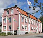 Vid 1700-talets början var staden långsträckt och en utbyggnad hindrades av prästgårdsängarna i norr och Lillån i söder och man ville även samla bebyggelsen utmed huvudgatan.