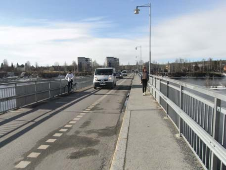 BAKGRUND, TIDIGARE OCH PÅGÅENDE PLANERING 27 samtidigt. På bron färdas oskyddade trafikanter och biltrafikanter på samma trafikyta.