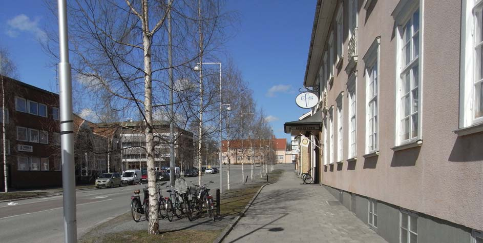 36 UNDERLAGSMATERIAL INRIKTNING ungefär mitt i området finns en tillgänglighetsanpassad gångtunnel. I söder finns Kanalgatan som är den bredaste gata i centrum med sina ca 42 m.