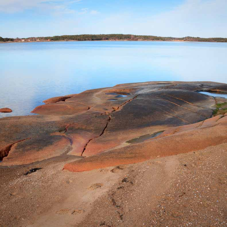 Se på din hand. Tänk så mycket du använder den till. Skriver, bläddrar i en bok, dukar, äter, klär dig. Arbeta, tränar, syr, snickrar. Bär och lyfter. Vårdar människor, byggnader eller marker.