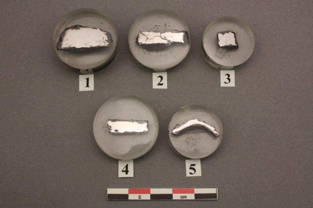 Metoder Metallografiska analyser utfördes på 5 polerade prov för att bedöma typ av metall, metallkvalité samt eventuellt smide.