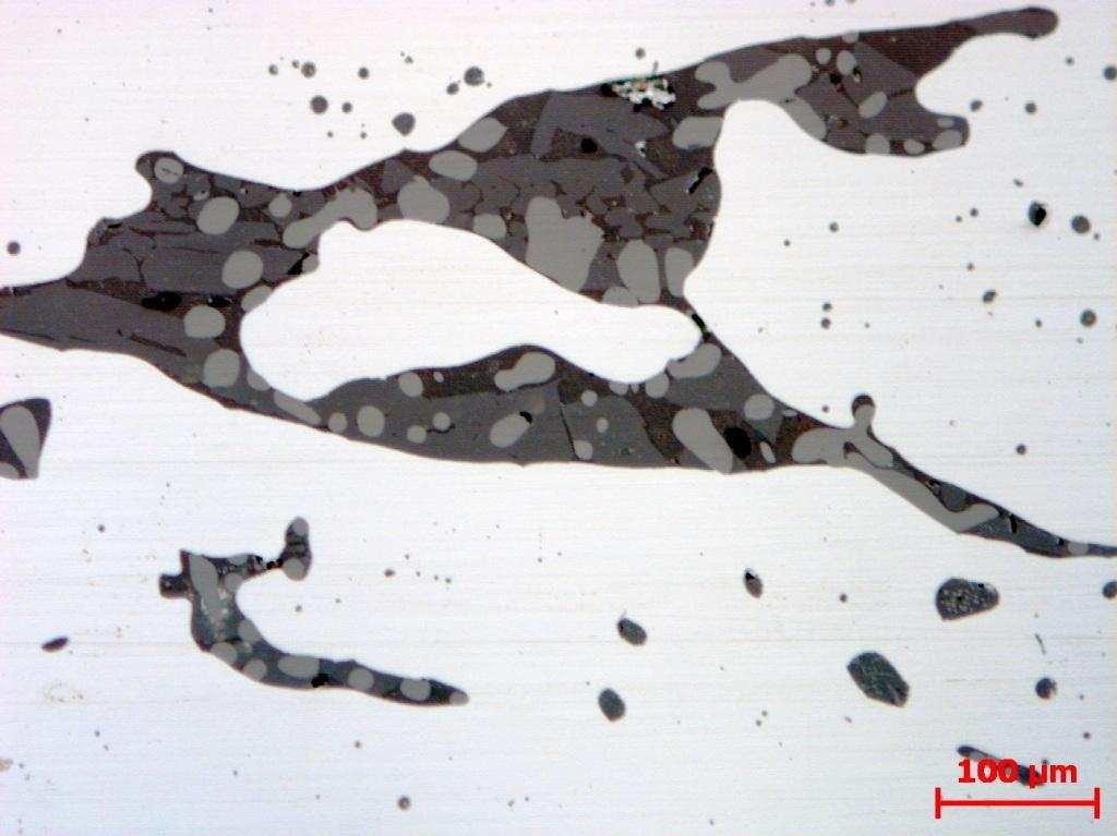Figur 6. Större slagginneslutning i prov 1. Mörkgrå fas är glas, mellangrå är mineralet olivin och det ljusgrå är järnoxiden wüstit.