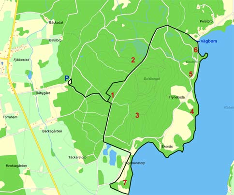 Balsberget avgränsas västerut av odlingmarker kring Fjälkestad och österut av Råbelövssjön. Naturreservatet (svart linje) omfattar den östra halvan av berget.