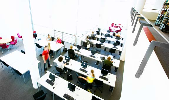 stort antal besökare. För att studenterna ska kunna använda egna datorer finns tillgång till ett trådlöst nätverk. Speciella lokaler finns även för studenter med allergiska besvär.
