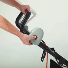 styre. Electric 41 Större och starkare elgräsklippare än sin lillebror. på 41 cm och försedd med en rymlig uppsamlare på 55 liter. Aluminumförstärkt chassi och smidig knappstart.