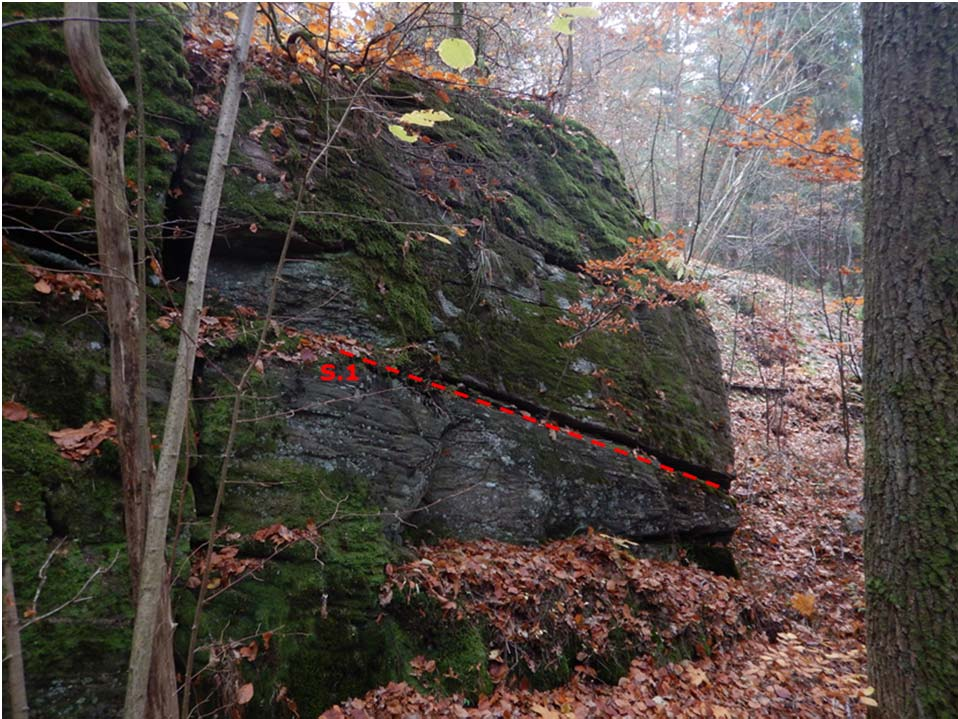 Figur 5.5 Foliationen (röd streckad linje) som utgör den dominerande sprickriktningen S.1, är tydlig och gynnsam i berghällarna.