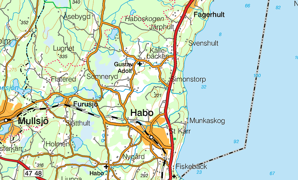 Området är beläget cirka 200 m över havsytans nivå och ca 100 meter över Vättern. Se Översiktskartor och fastighetskarta Figurer 1-5.