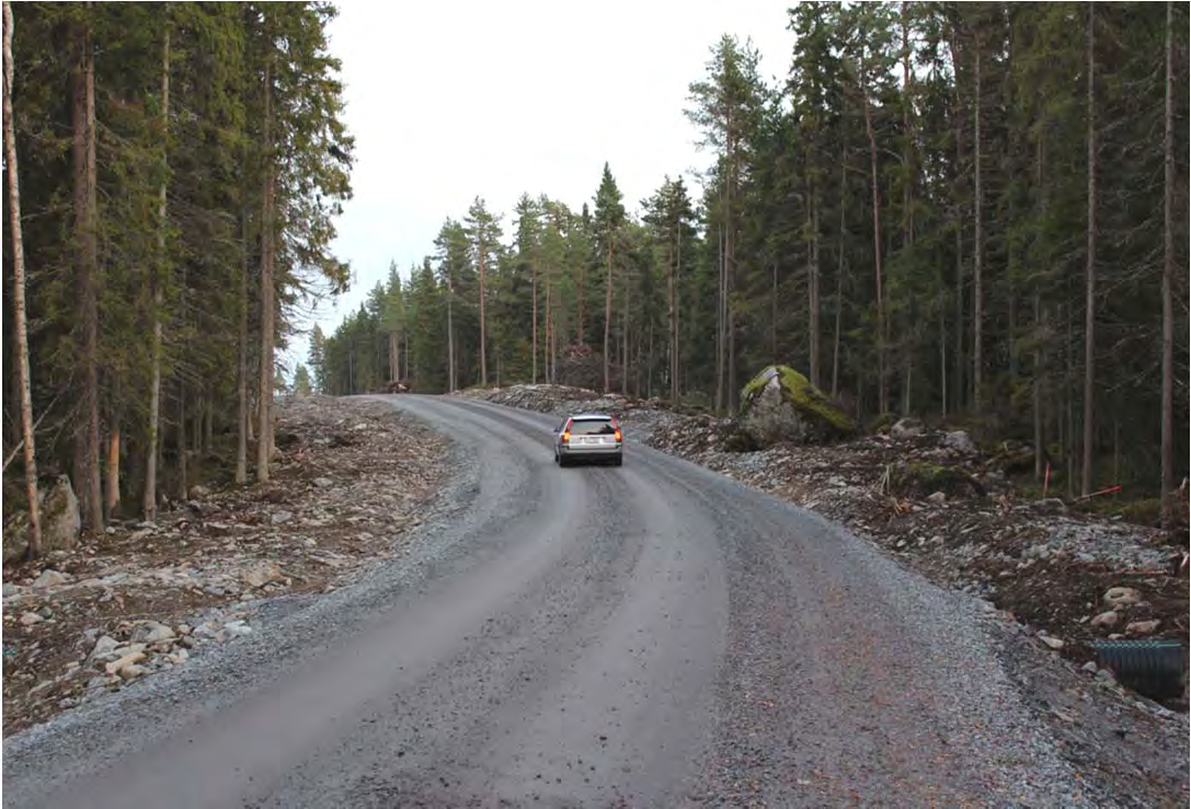 CPC Finland Oy Lappfjärds och Lakiakangas vindkraftsparker 33 FCG Finnish Consulting Group Ab 3.4 Elöverföring Bild 3.18. Exempel på bygg- och serviceväg för vindkraftsparken.