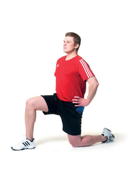 Stretch för höftböjarna Stå i utfallsposition med bakre benets knä på golvet (mjukt