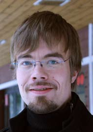 Personligt Livet är meningslöst utan Gud Matti Sartonen, teol. stud, kommer emot mig i Bibelinstitutets aula.