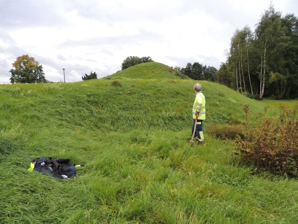 naturligt avsatt. På gränsen mellan matjord och lera fanns en 0,10 m stor sten. Inga tecken på vare sig äldre eller sentida mänsklig påverkan kunder urskiljas. Figur 4.