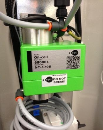 Filter unit Byte av filter Tryck in den övre delen på den svarta kopplingen till filtret för att lossa den gråa vinklade kopplingen som sitter fast på slangen.