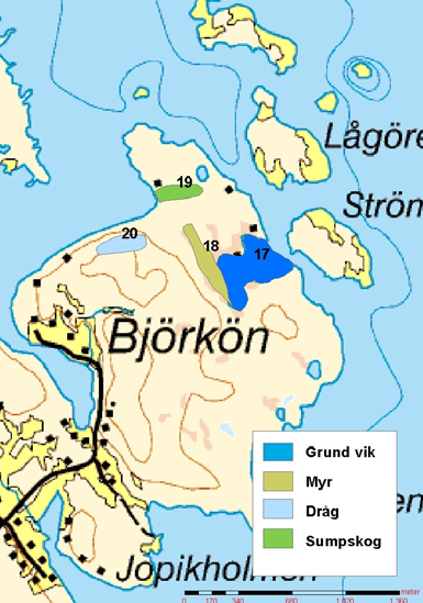 15. Trutören, skogsmarker, klapperhällmarker och strandängar Beskrivning: ön är den nordligaste av de tre småöarna. Skogen är högväxt, grov och risrik och står på ett hedartat underlag.