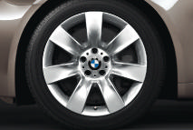 Standardutrustning Extrautrustning BMW lättmetallfälgar Dubbeleker,