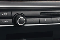F01_F02 SWE208 S086T 1/1 Standardutrustning Extrautrustning Kontrollreglaget för hantering av idrive är centralt placerat.