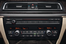 HiFi-högtalarsystem med digital förstärkare och högtalare har en digital equalizer som ger en ljudspridning anpassad till