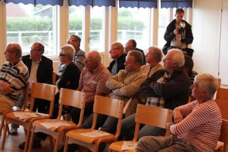 Möte med kommunfolk i Glommens samlingslokal Ett antal Glommabor hade samlats när Kommunrepresentanter hade kommet till Glommens Samlingslokal för att lyssna och svara på frågor som gällde Glommens