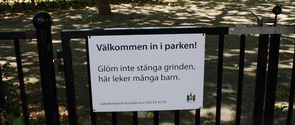 Runtom parken finns bostadshus och ena änden avgränsas med ett högt staket med låsta grindar som tillhör en bostadsrättsförening.
