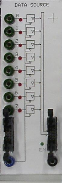 Data Source-modul 2 Modulen innehåller EN 8 bananhylsor för att ge indata till digitalmaskinen. Varje bananhylsa är kopplad via en three state-buffert till modulens 0V utgång.