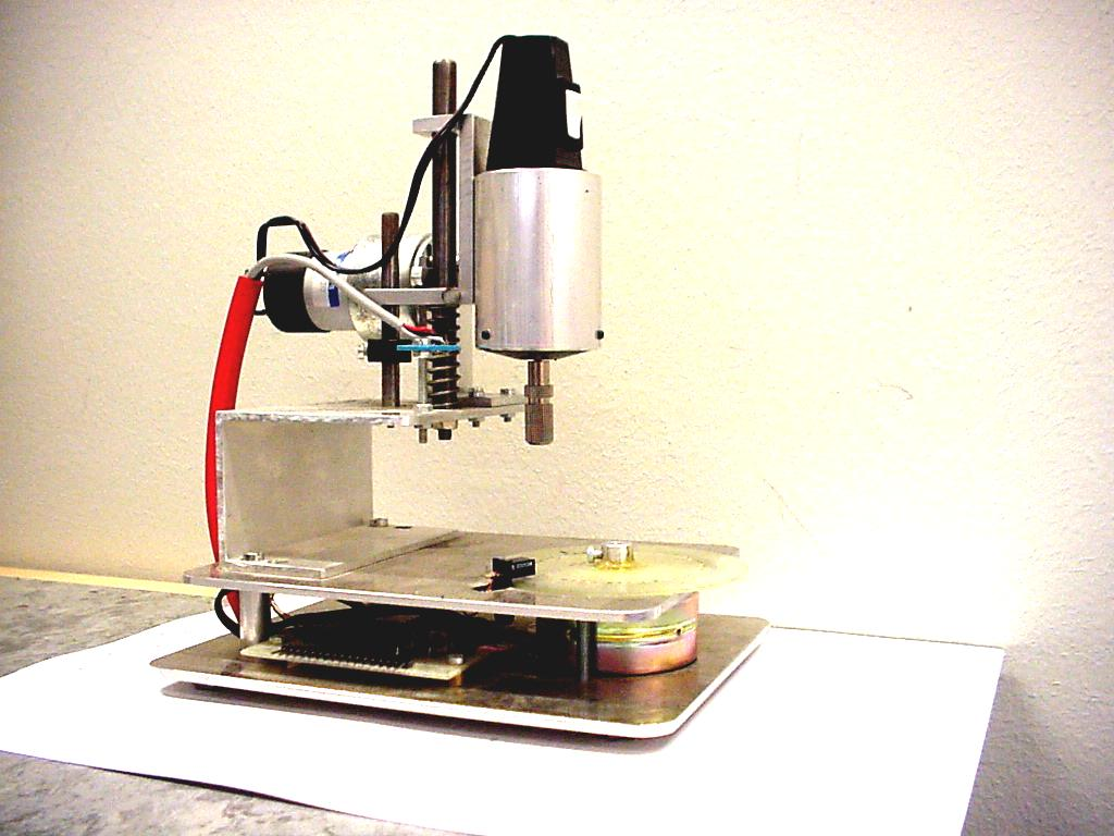 Borrmaskin Borrmaskinen består av solenoid, stegmotor, borrmotor, sensorer, effektelektronik, summer och fästanordning av ett arbetsstycke. Alla är placerade på en basplatta.