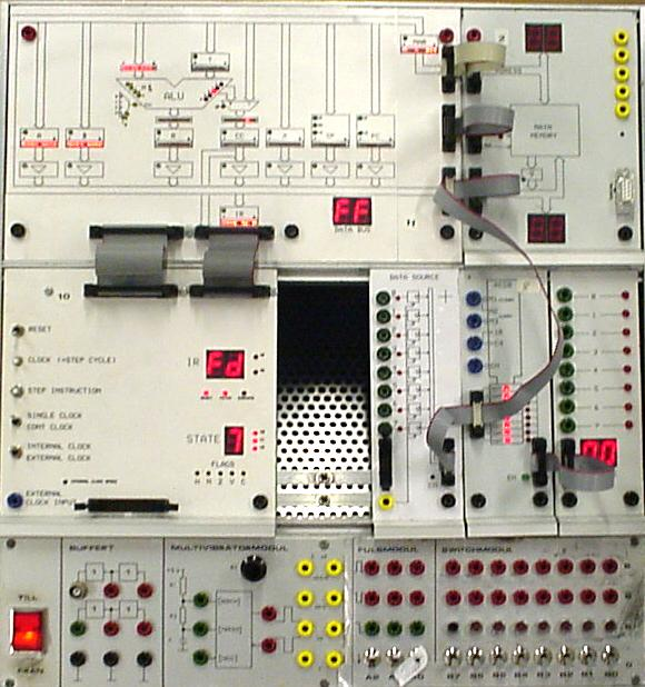 Konfiguration Laboration 3 (del 2) Vi laboration 3 del 2, är digitalmaskinen konfigurerad enligt figuren nedan.